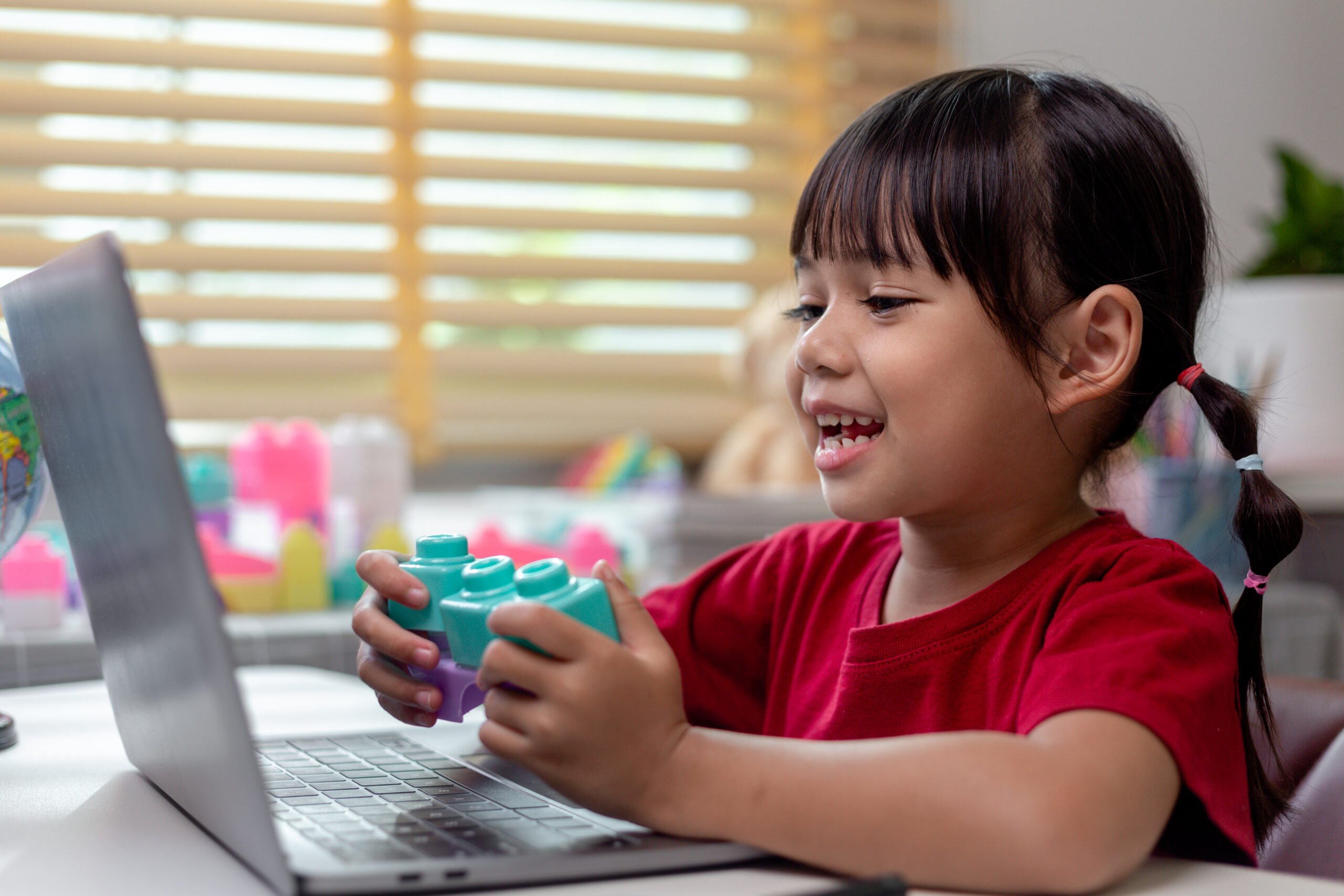 Shared online play during a counseling session